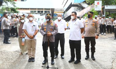 Tinjau-Pasar-Minggu,-Kapolri-Pastikan-Stok-Minyak-Curah-untuk-Warga-Aman