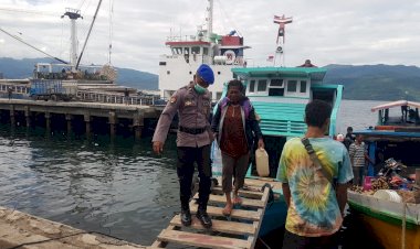 Satpolairud-Polres-Alor-Berikan-Himbauan-Prokes-di-Pelabuhan-Kalabahi