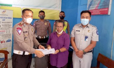 Jasa-Raharja-Bersama-Satuan-Lantas-Polres-Alor-Memberikan-Santunan-Secara-Simbolis-Kepada-Korban-Laka-Lantas