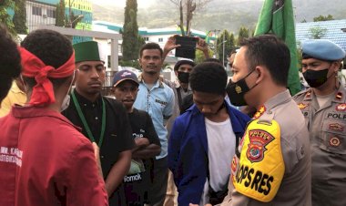 Pesonel-Polres-Alor-Lakukan-Pengamanan-Aksi-Unjuk-Rasa-Di-Gedung-DPRD-Kab.-Alor