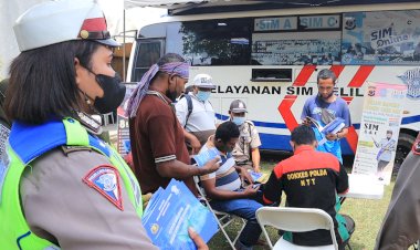 Sat-Lantas-Polres-Alor-Laksanakan-SIM-Keliling-Masuk-Desa-Sekaligus-Menyediakan-Gerai-Vaksinasi
