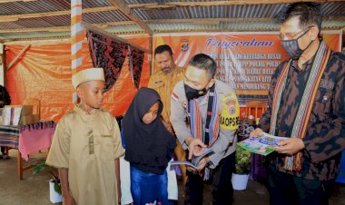 Kapolres-Alor-Bersama-KBPP-Polri-Polda-NTT-Lakukan-Penyerahan-Bantuan-Buku-Untuk-Pojok-Baca-Polsek-Alor-Barat-Daya-Polres-Alor