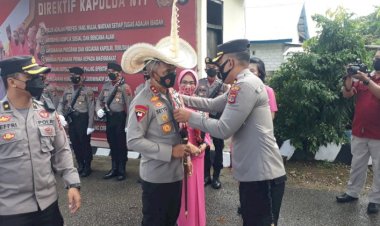 Tiba-di-Polres-Paling-Selatan-NKRI,-Kapolda-NTT-Disambut-Dengan-Acara-Adat-Rote-Ndao-Pemakaian-Topi-Ti'i-Langga