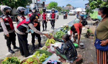Bagikan-Tali-Asih-Kepada-Pedagang-Pasar,-Srikandi-Ditsamapta-Polda-NTT-Beri-Pesan-Tetap-Patuhi-Prokes