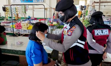 Cegah-Varian-Omicron,-Dengan-Humanis-Srikandi-Ditsamapta-Polda-NTT-Beri-Imbauan-Prokes