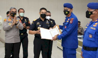 Gagalkan-Aksi-Penyelundupan-Ekspor-Ratusan-Ribu-Batang-Rokok,-Lima-Anggota-Ditpolairud-Polda-NTT-Terima-Penghargaan