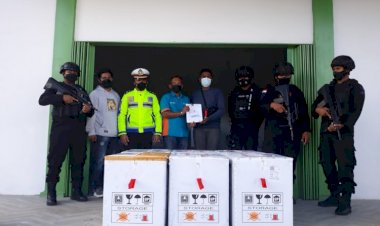 Personel-Gabungan-Polda-NTT-Kawal-VVIP-Kedatangan-7.160-Vial-Vaksin-Astra-Zeneca-Dari-Pemerintah-Pusat-di-Kupang