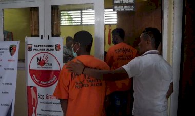 Polres-Alor-Tahan-Dua-Orang-Tersangka-Korupsi-Dana-Pembangunan-Sekolah