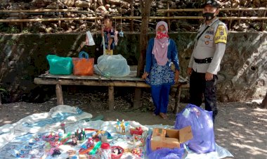 Dengan-Sambang-Dialogis,-Bhabinkamtibmas-Himbau-Warganya-Terkait-Protokol-Kesehatan