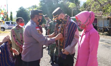 Kapolres-Alor-didampingi-Ketua-Bhayangkari-Cabang-Alor-Laksanakan-Kunker-Ke-Dua-Polsek-Jajaran-Polres-Alor