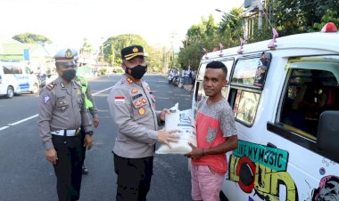 Kapolres-Alor-Berikan-Bantuan-Kloter-Kedua-ke-Pegemudi-Angkot.