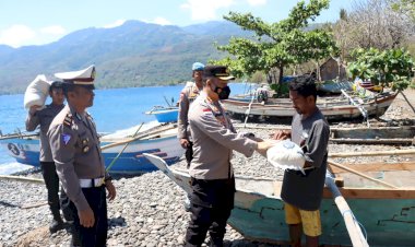 Kapolres-Alor-Kunjungi-Komplek-Rumah-Nelayan-dan-Berikan-Bansos