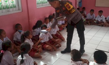 Bhabinkamtibmas-Kelurahan-Nusa-Kenari-Bagikan-Buku-Bacaan-ke-SD-Gmit-02-Kalabahi