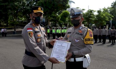 Beri-Penghargaan-Bagi-Anggota-Berprestasi,-Kapolres-TTU-:-Wujud-Kepemimpinan-yang-Melayani
