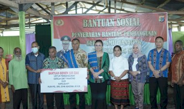 Kapolda-Serahkan-Bantuan-Pembangunan-di-Dua-Gereja-yang-Berbeda
