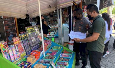 Ops-Pekat,-Personil-Periksa-Tanggal-Produksi-Makanan-&-Minuman-Kemasan-Serta-Surat-Ijin-Penjualan-Petasan