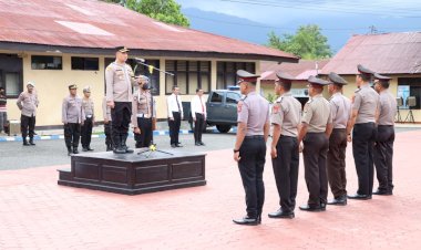 Kapolres-Pimpin-Upacara-Korp-Raport-Kenaikan-Pangkat-Anggota-Polri-Polres-Alor