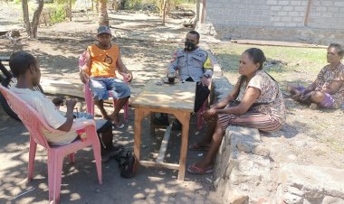 Bhabinkamtibmas-Laksanakan-Patroli-Dialogis-Sambangi-Warga-Berikan-Pesan-Kamtibmas