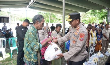 Tinjau-Korban-Banjir-di-Kupang-Timur,-Kapolda-NTT-Serahkan-Langsung-Bansos-Terhadap-Warga-Terdampak