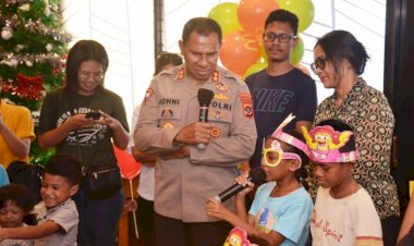 Berbagi-Kasih,-Kapolda-NTT-Adakan-Natal-Bersama-Anak-Jalanan-di-Kota-Kupang