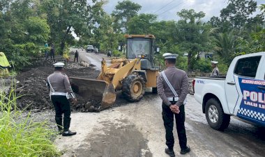 Jalan-Penghubung-2-Kecamatan-Lumpuh,-Sat-Lantas-Polres-Alor-Datangkan-Alat-Berat