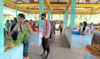 Wujudkan-Keamanan-dan-kenyamanan-di-Pasar,-Polsek-Alor-Selatan-Lakukan-Pemantauan-dan--Pengamanan