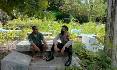 Bhabinkamtibmas-Sambang-Warga-Desa-Binaan,-Sampaikan-Pesan-Kamtibmas