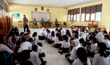 Sat-Binmas-Polres-Alor-Gelar-Binluh-Pengaruh-Gadget-dan-Kenakalan-Remaja-Di-SMP-Negeri-03-Kalabahi