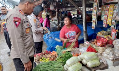 Sambangi-Pasar-Naikoten,-Kapolda-NTT-Disambut-Positif-oleh-Para-Pedagang