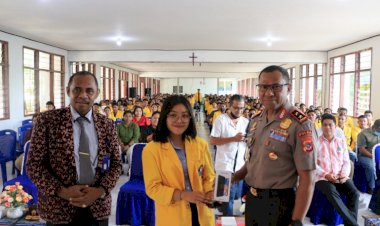 Kapolda-NTT-Bagikan-Handphone-Baru-Kepada-Mahasiswa-UKAW-Kupang-yang-Mampu-Menjawab-Tantangannya