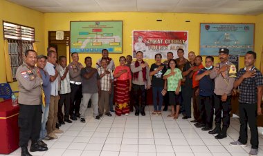Jalin-Silaturahmi-Dan-Mendengarkan-Saran-Pendapat-Masukan-Dari-Masyarakat,-Kapolres-Alor-Laksanakan-Jumat-Curhat-Di-Kantor-Lurah-Kalabahi-Tengah
