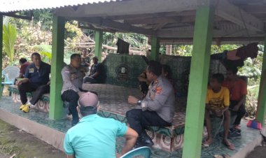 Kapolres-Alor-Gelar-Kegiatan-Jumat-Curhat-di-Desa-Fanating