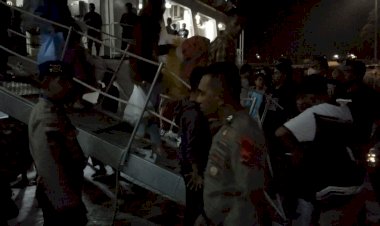 Jelang-Lebaran,-Pos-Pelayanan-KP3-Laut-Polres-Alor-Lakukan-Pengamanan-Kedatangan-Kapal-Penumpang