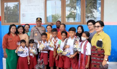 Safari-Kamtibmas,-Kapolda-NTT-Bagi-Bagi-Hadiah-kepada-Siswa/i-SD-Oetete-1-dan-2