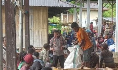 Polsek-Alor-Selatan-Laksanakan-Patroli-dan-Sambang-Pasar