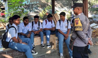 Sambangi-Anak-Sekolah,-Bhabinkamtibmas-Berikan Motifasi-Belajar-dan-Himbauan-Tentang-TPPO