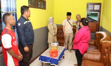 Wujud-kepedulian,-Kapolres-Alor-bersama-Ketua-Bhayangkari-Cabang-Alor-jenguk-Anggota-Yang-Sakit