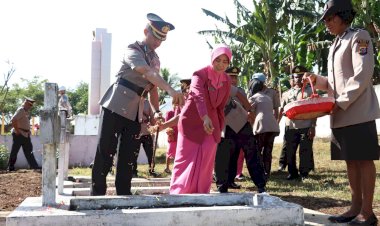 Peringati-Hari-Bhayangkara-ke-77,-Polres-Alor-Gelar-Upacara-Ziarah-Rombongan-Di-TMP-Malua-Galiau