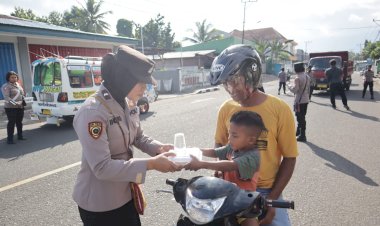 Jumat-Berkah,-Polres-Alor-Bagikan-Nasi-Kota-Ke-Pengguna-Jalan