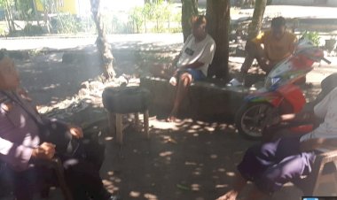 Sambang-Warga-Dengan-Humanis,-Bhabinkamtibmas-Desa-Lendola-Sampaikan-Pesan-Kamtibmas-kepada-Warganya