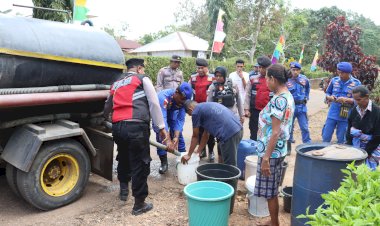 Jelang-peringatan-HUT-RI-ke-78,-Polres-Alor-Bagikan-Air-Bersih-Di-Desa-Otvai