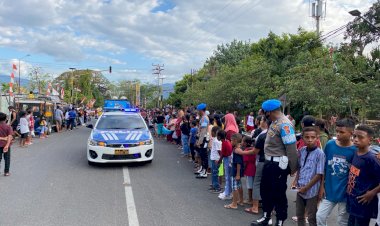 Berikan-Rasa-Aman,-Personil-Polres-Alor-Melakukan-Pengamanan-Pawai-Karnaval-Dalam-Rangka-HUT-RI-Ke-78