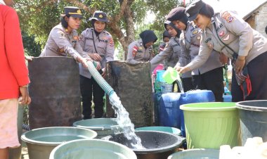 Sambut-Hari-Jadi-Polwan-Ke-75,-Polwan-Polres-Alor-Laksanakan-Pendistribusian-Air-Bersih-Di-Desa-Lendola