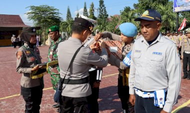 Kapolres-Alor-Pimpin-Apel-Gelar-Pasukan-Ops-Zebra-Turangga-2023-dan-Berikan-Piagam-Penghargaan-Kepada-13-Operator-Quick-Wins-dan-1-Orang-Remaja-Bhayangkara-Club-(-RBC-)