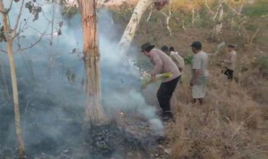 Terima-Laporan-Titik-Api,-Polsek-Alor-Timur-Gerak-Cepat-Padamkan-Api
