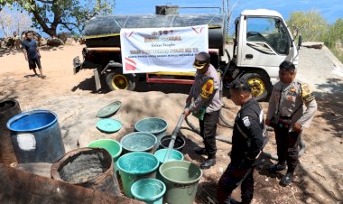 Jelang-Hari-Jadi-Humas-Polri-Ke-72,-Polres-Alor-Distribusi-Air-Bersih-Ke-Desa-Takpala