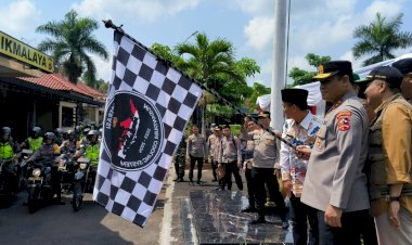 Sambutan-bahagia-warga-Tasikmalaya-terima-ribuan-paket-sembako-dari-operasi-Nusantara-Cooling-System-guna-wujudkan-Pemilu-Damai