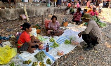 Polisi-Patroli-dan-Berikan-Himbauan-Kamtibmas-di-Pasar-Maritaing,-Alor-Timur