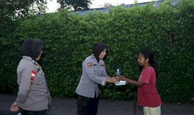 Jumat-Berkah,-Polwan-Polres-Alor-Bagikan-Nasi-Kotak-Kepada-Warga
