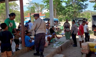 Tercipta-Kondisi-Aman-dan-Tertib,-Polsek-Alor-Selatan-Gelar-Patroli-Pengamanan-di-Pasar-Rakyat-Apui